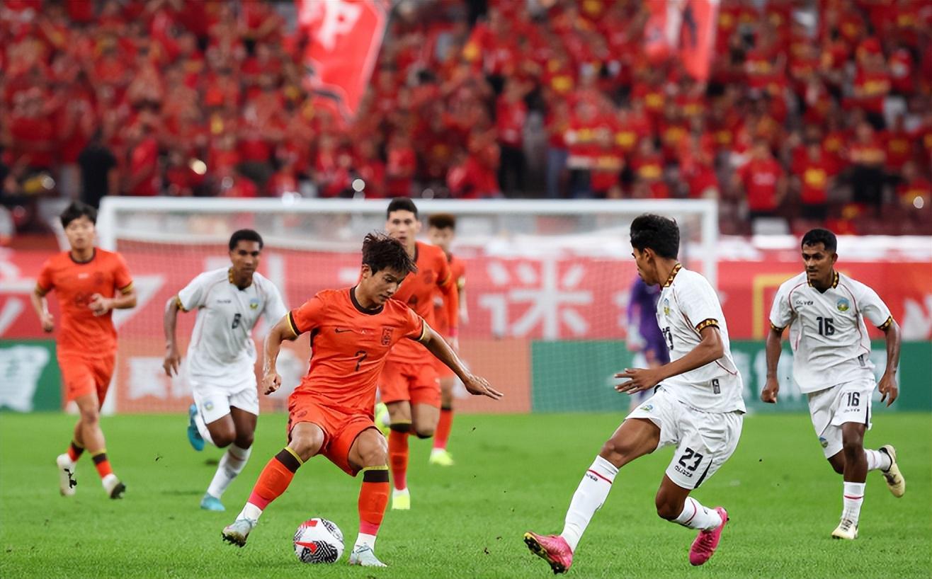 b体育官网-2:1！王钰栋远射世界波，向余望浪费良机，国青开门红+排小组第2